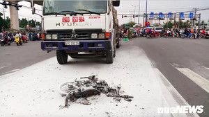 Cha chết, con trai nguy kịch sau khi bị xe tải tông trúng