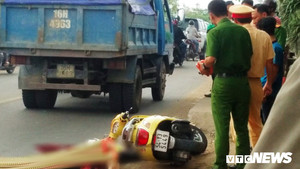 Tự húc vào mé cầu rồi ngã ra đường, thiếu nữ bị xe ben cán qua người