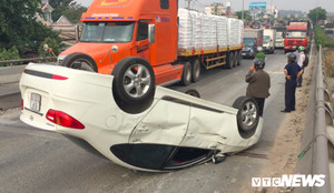 Xe tải húc ô tô 4 chỗ lật ngửa giữa đường rồi bỏ chạy