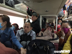 Kẻ đứng người quỳ trên xe khách giường nằm vào TP.HCM sau Tết