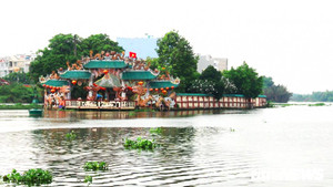 Ngôi miếu hơn 300 tuổi 'đeo' trên mình 100 con rồng giữa lòng sông Sài Gòn