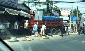 Xe ben húc văng 2 người đi xe máy rồi tông sập nhà dân
