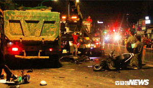 Xe ben cuốn hơn 10 xe máy vào gầm, người nằm la liệt trên đường