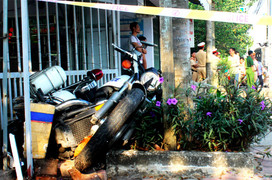 Hai CSGT bị tông văng khi truy đuổi xe bán tải chở thuốc lá lậu