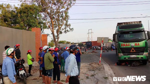 Nam thanh niên bị xe container kéo lê 20m, chết tại chỗ