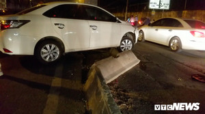 Đang chạy trên đường, xe 4 chỗ bị xe tải ủi bay