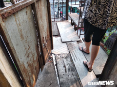 Rùng mình cảnh sống trong chung cư mục nát, 'nhún mạnh là sập' ở TP.HCM