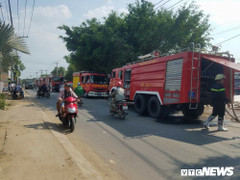 Cháy nhà kho chứa nhớt, người dân hoảng loạn tháo chạy