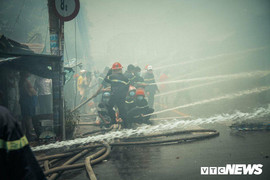 Ảnh: Hiện trường vụ cháy dữ dội ngay Trung tâm TP Mỹ Tho, khói đen kịt trời