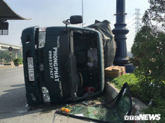 Xe tải lật nghiêng trên xa lộ Hà Nội, hàng chục thùng sơn văng tung toé