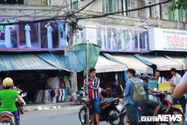 Ảnh: Đội quân cướp đồ cúng cô hồn thất thu trong Rằm tháng 7