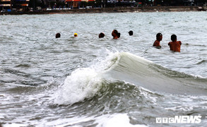 Mặc biển động dữ dội, dân Vũng Tàu vẫn thản nhiên kéo nhau xuống tắm