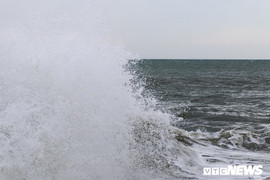 Bão số 9 đổ bộ, gió kéo những cột sóng cao hơn 5m ở Vũng Tàu