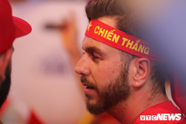 Người nước ngoài nhảy múa trước màn đánh bại Philippines của đội tuyển Việt Nam