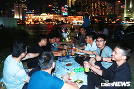 Người dân TP.HCM mở tiệc ở ngoài đường đón năm mới 2019
