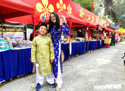 Ảnh: Người dân nô nức tạo dáng trên phố ông đồ ở TP.HCM