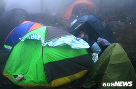 Ảnh: Giới trẻ ùn ùn kéo nhau lên núi Bà Đen cắm trại, săn mây