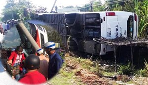 Xe giường nằm tông gãy cột điện rồi lật nghiêng, hành khách đập cửa thoát thân