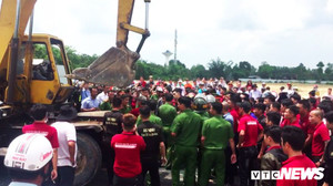 Hàng chục nhân viên địa ốc Alibaba cản trở, đập phá phương tiện của đoàn cưỡng chế