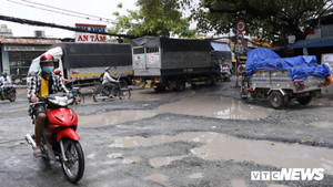 Cận cảnh con đường với gần 100 'hố bom' ở TP.HCM