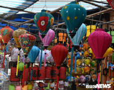 Phố lồng đèn truyền thống rực rỡ bung hàng đón Tết Trung thu