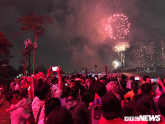 Ảnh: Dân TP.HCM háo hức chiêm ngưỡng màn pháo hoa tuyệt đẹp mừng lễ Quốc khánh 2/9
