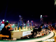 Ảnh: Quán bar hoạt động không phép nhiều năm trên nóc cao ốc ở TP.HCM