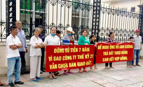 Đòi nhà 7 năm không được, khách căng băng rôn phản đối Bình Trưng Tây