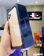 Giữa đêm, khách vẫn chờ xem iPhone 11 Pro Max đầu tiên về Việt Nam