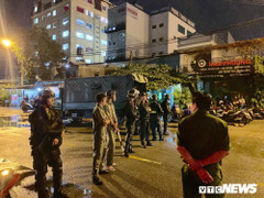 Giữa đêm, hàng chục cảnh sát cơ động tiếp tục phong toả trụ sở Địa ốc Alibaba