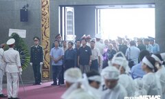 Hàng nghìn người đến viếng anh hùng phi công huyền thoại Nguyễn Văn Bảy