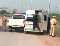 Camera ghi lại xe khách vi phạm vờ chấp hành rồi tăng ga bỏ chạy, hất văng CSGT xuống đường