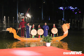 Vạn người thích thú nghe các liền anh, liền chị Bắc Ninh hát quan họ trên thuyền