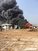 Xưởng phế liệu rộng 600m2 ở Bắc Ninh bốc cháy ngùn ngụt