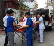 Bác sỹ biến gác xép thành phòng mổ cứu sống thai phụ một cách kỳ diệu