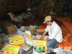 Bắt giữ 10 tấn mứt, nho, hạt dẻ chuẩn bị 'tuồn' ra thị trường Tết Nguyên đán