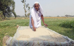 Kỳ quái cụ bà 78 tuổi khỏe như thanh niên nhờ ăn 2kg cát mỗi ngày