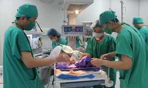 Kỳ diệu cứu sống bé sơ sinh bị lộ ruột ra ngoài