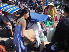 Công Vinh, Thủy Tiên cả năm làm từ thiện