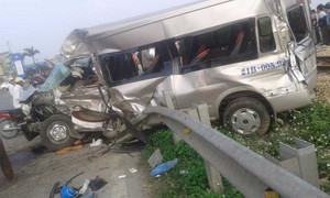 Va chạm với tàu hỏa, xe 16 chỗ bẹp dúm, 1 người chết