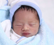 Em bé bị bỏ rơi trong bệnh viện được bố mẹ nhận lại