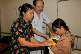 2 trẻ sinh non, ngừng tim, tắc thở được cứu sống kỳ diệu