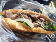 Ăn bánh mì thiu 21 người nhập viện