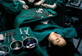 TP.HCM: Cô gái trẻ nằng nặc đòi bác sĩ cho chuyển giới