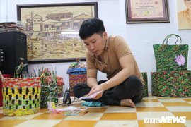 Chiêm ngưỡng bộ sưu tập túi xách tuyệt đẹp làm từ bao mì gói của thầy giáo miền Tây