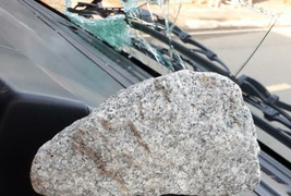 Bắt nhóm người ném đá gây vỡ kính nhiều xe tải ở Bạc Liêu