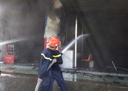 Cửa hàng xe máy ở Tiền Giang bốc cháy dữ dội, cả khu phố nhốn nháo