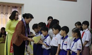 Chủ tịch Quốc hội thăm, tặng quà Tết tại Cần Thơ