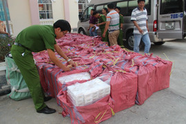 Công an truy đuổi quyết liệt ô tô chở thuốc lá lậu trong ngày 30 Tết