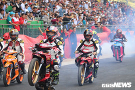 Ảnh: Màn trình diễn tốc độ ngoạn mục ở giải đua xe Moto vô địch toàn quốc